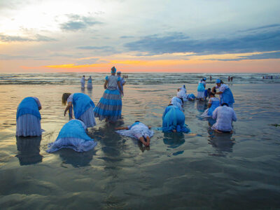 Festa de Iemanjá Praia Grande ( SP ) 11/12/2016 - Festa de Iemanjá, realizada na Praia Ocian. Na foto, religiosos prestam homenagem a Iemanjá, Rainha do Mar. Foto Eliária Andrade